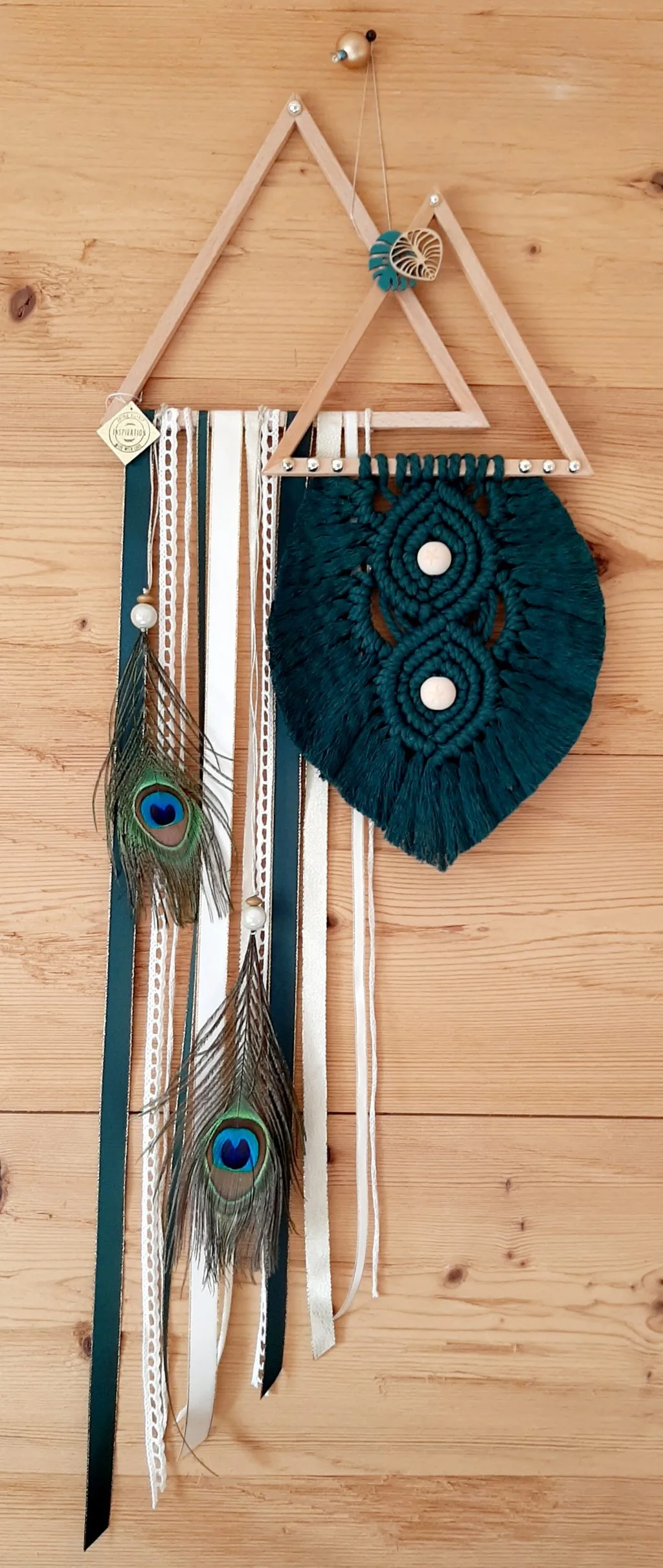 Bijou d'intérieur, création en macramé vert et beige, rubans