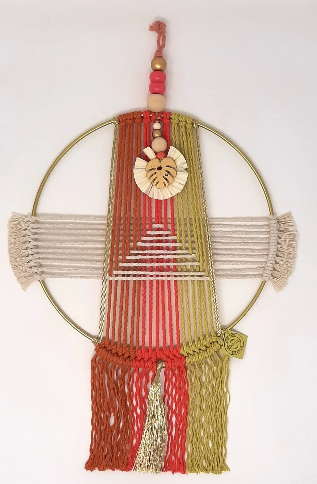Bijou d'intérieur, Création en Macramé, grand modèle, feuille monstera, forme ronde, tons jaune et oranges