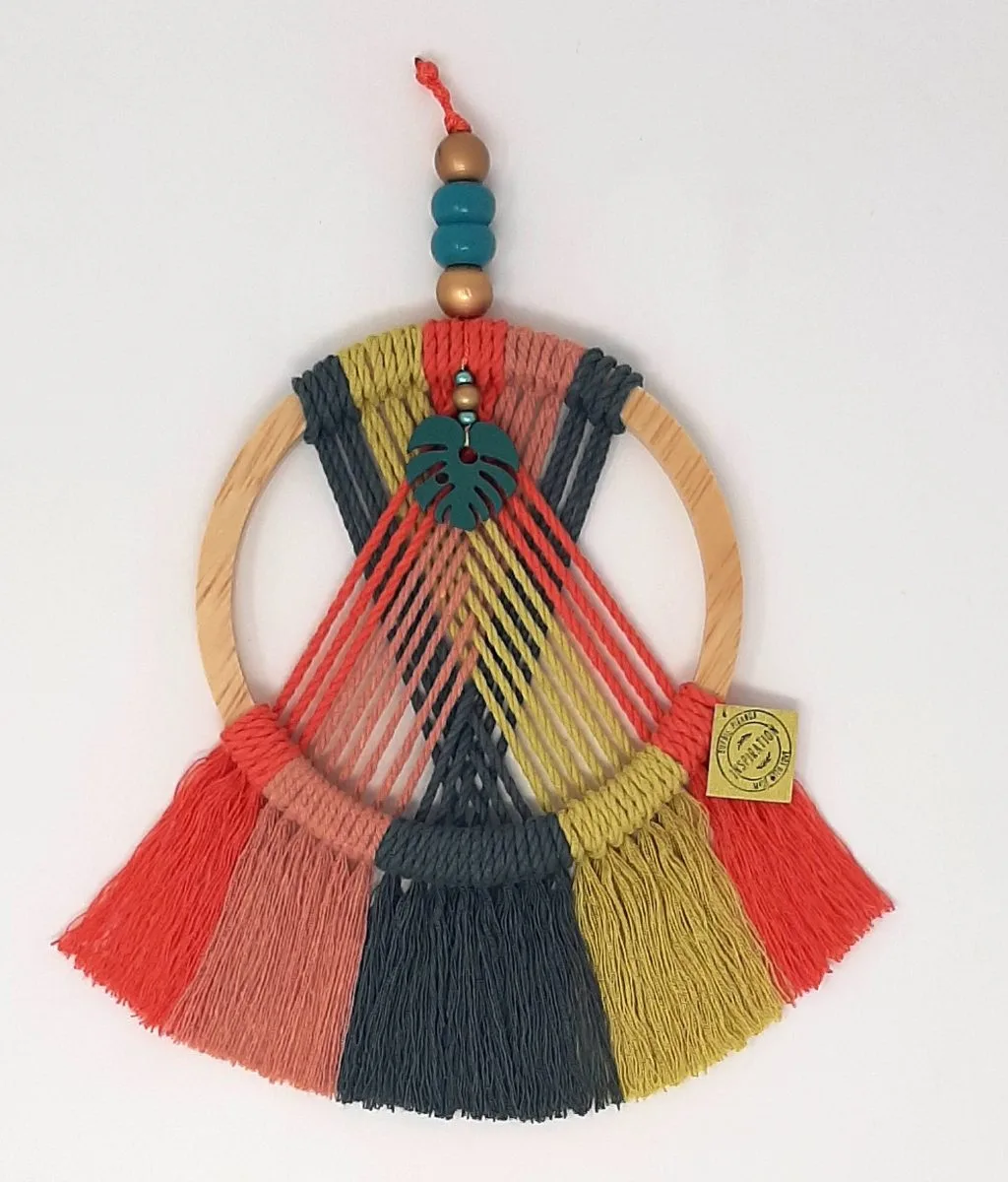 Bijou d'intérieur, Création en Macramé, feuille monstera, forme ronde, tons jaune, rose, orange et bleu
