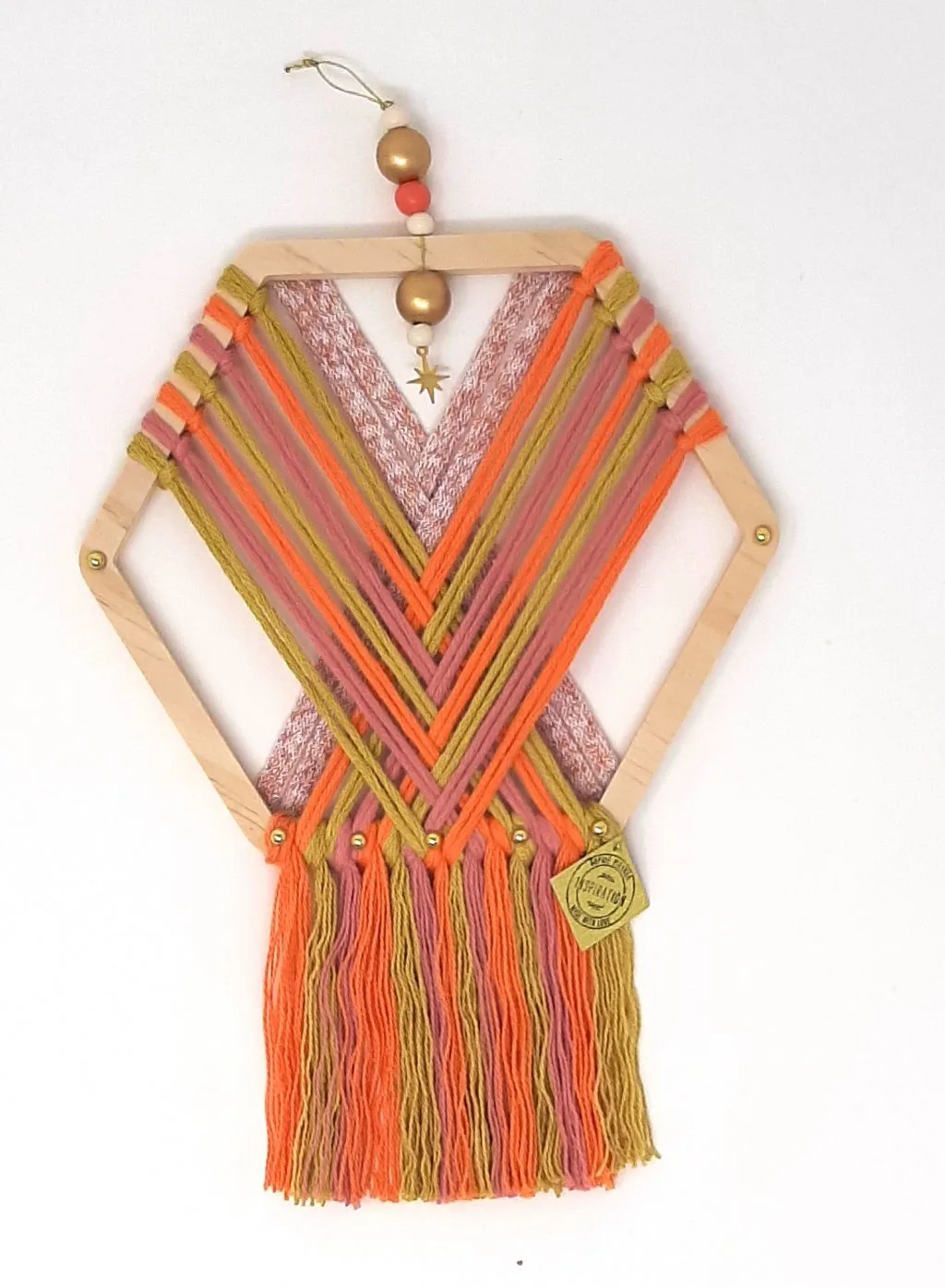 Bijou d'intérieur, Création en Macramé, forme hexagonale, tons rose, jaune et orange